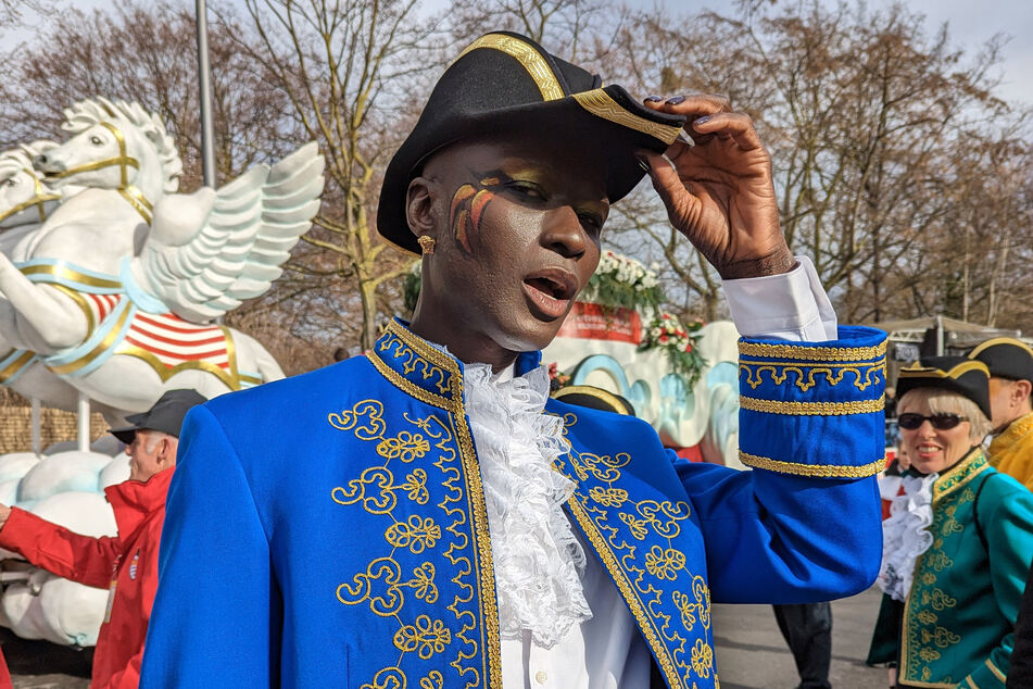 Model Papis Loveday (46) nimmt am diesjährigen Rosenmontagszug in Köln teil.