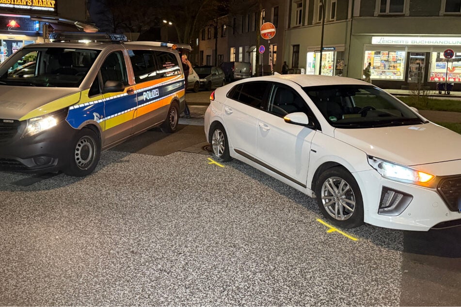 Mitten im Berufsverkehr: Frau von Auto auf der Straße erfasst