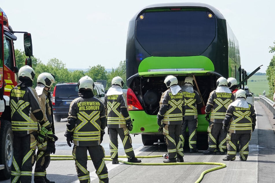 Der Fahrer konnte den Bus auf dem Standstreifen anhalten, die Passagiere verließen das Fahrzeug unverletzt.