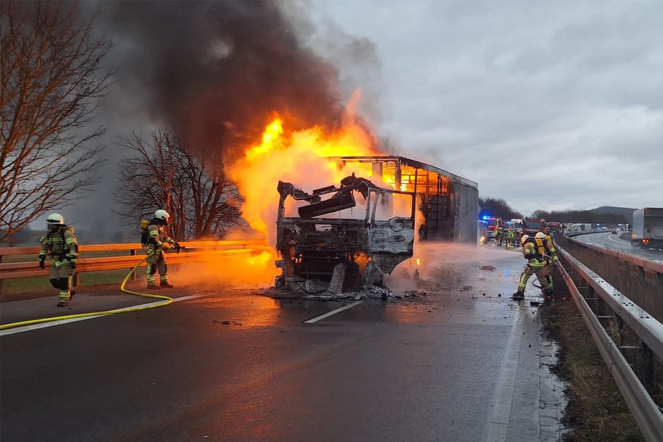 Der Sattelzug wurde durch das Feuer vollständig zerstört.