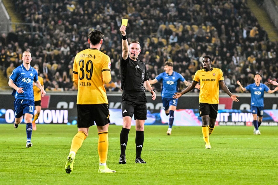 Der erste Aufreger aus Darmstädter Sicht: Erbst zeigt hier Dresdens Verteidiger Thomas Keller (27) "nur" Gelb.