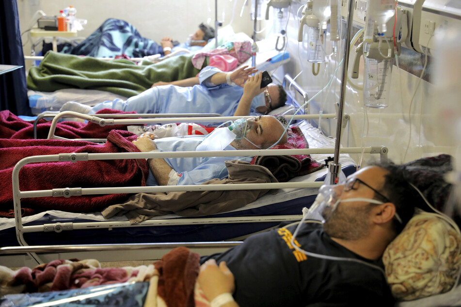 COVID-19-Patienten werden im Shohadaye Tajrish Hospital in Tehran behandelt. Nachdem die iranischen Behörden im vergangenen Jahr für die Verharmlosung des Virus kritisiert wurden, haben sie Teil-Lockdowns und andere Maßnahmen eingeführt, um die Corona-Pandemie zu bremsen.