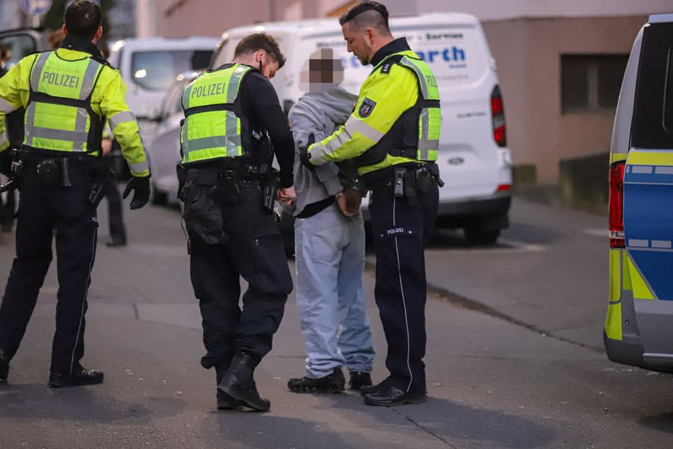 Der 17-jährige mutmaßliche Fahrer wurde von den Beamten vorläufig festgenommen.