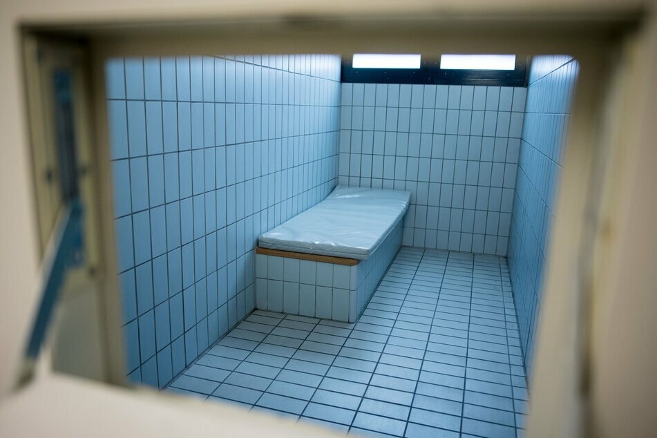 Der 19-Jährige kollabierte in einer Gewahrsamszelle. (Symbolbild)
