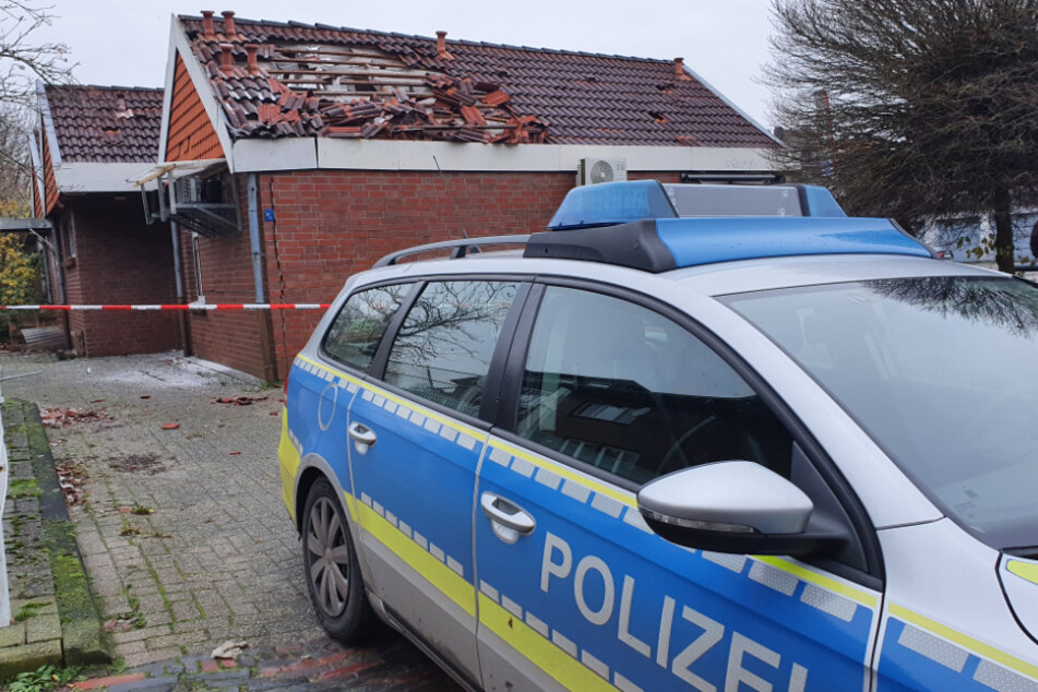 Ein Polizeiauto steht vor der zerstörten Metzgerei.
