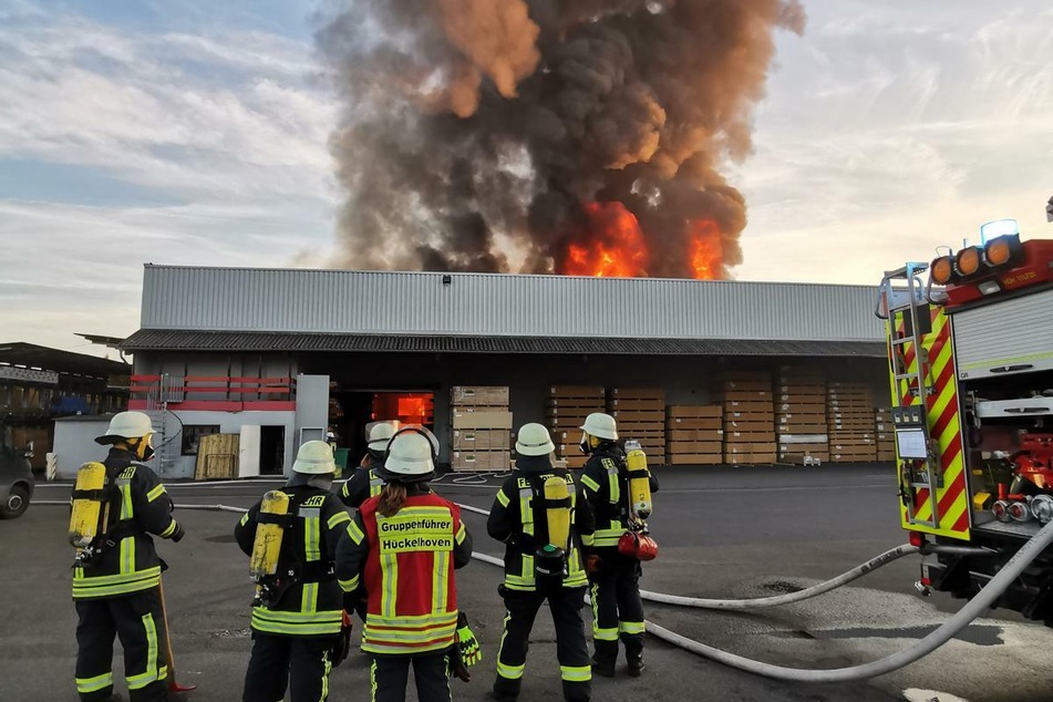 Es gab drei Verletzte, darunter auch zwei Feuerwehrleute.