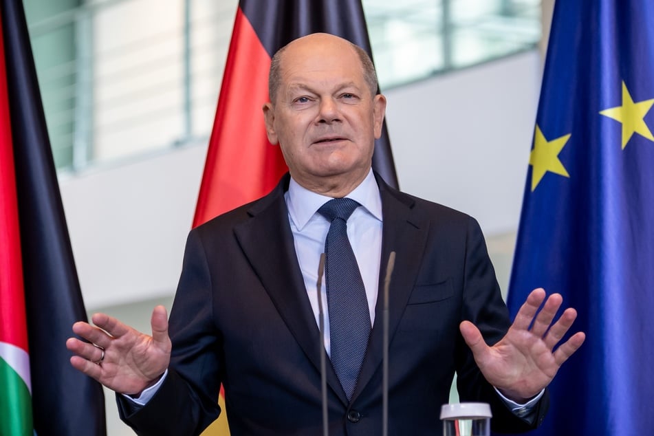 Der Bundeskanzler Olaf Scholz (66).