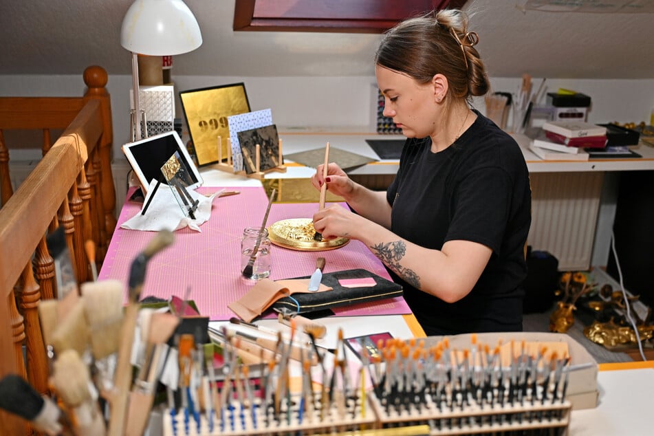 Beim Vergolden braucht Karina Bastron viel Konzentration, eine ruhige Hand und Atmung.