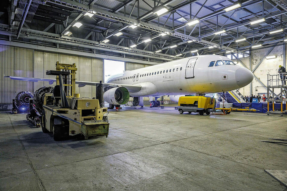 Das Heck des Airbus A320 ragt noch ins Freie. Erst wenn das Leitwerk abgebaut ist, kann die Maschine komplett in den Hangar gezogen werden.