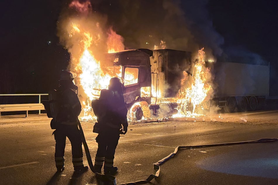 Der Lastwagen brannte lichterloh.