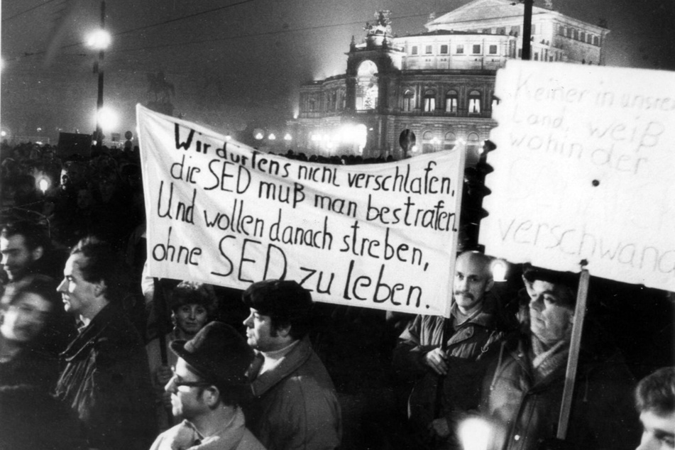 6. November 1989: Zum ersten Mal zog eine genehmigte Montagsdemo durch Dresden.