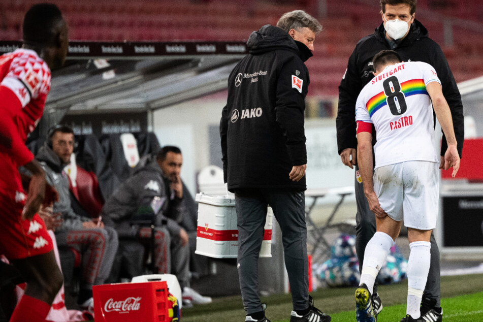 Gonzalo Castro fasst sich nach seiner Verletzung gegen Mainz 05 an den Oberschenkel.