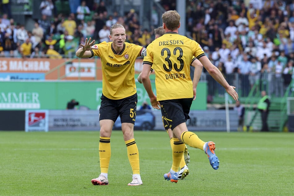 Kapitän Vinko Sapina (30, l.) beglückwünschte Christoph Daferner (27) zu seinem Tor zum 1:2 und pushte ihn weiter.