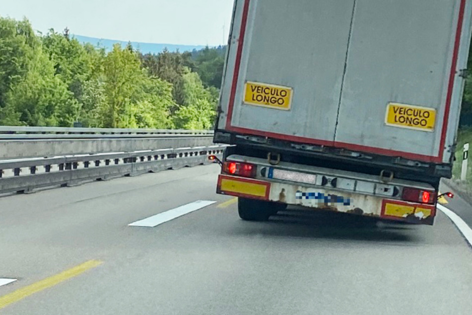 Der Sattelzug fuhr mit deutlicher Schief-Lage über die A5 bei Alsfeld.