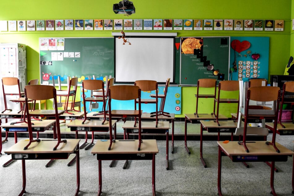 Die Schulen sind seit wieder dicht. Lehrer unterrichten per Fernunterricht und das klappt mal mehr, mal weniger. (Symbolbild)