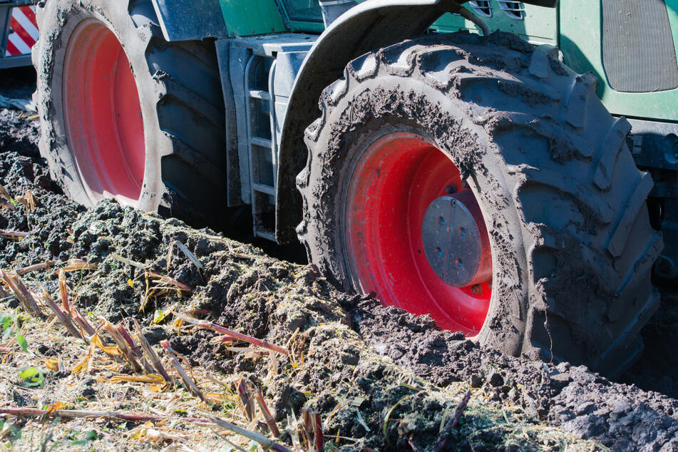 Tragödie in Oberbayern: Landwirt von Traktor überrollt und getötet