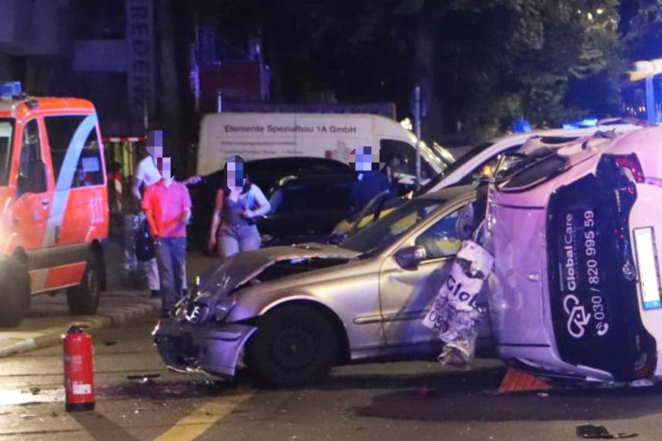 Heftiger Crash in Charlottenburg: Betrunkener 21-Jähriger hinterlässt Spur der Verwüstung