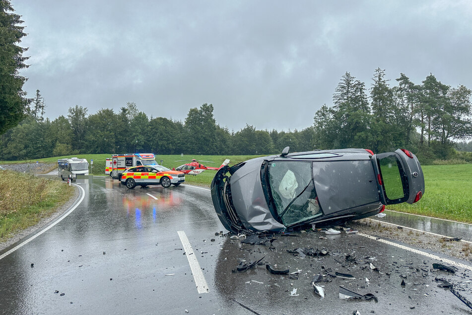 Auf der Seite liegend kam eines der Unfallautos mitten auf der Fahrbahn zum Stillstand.