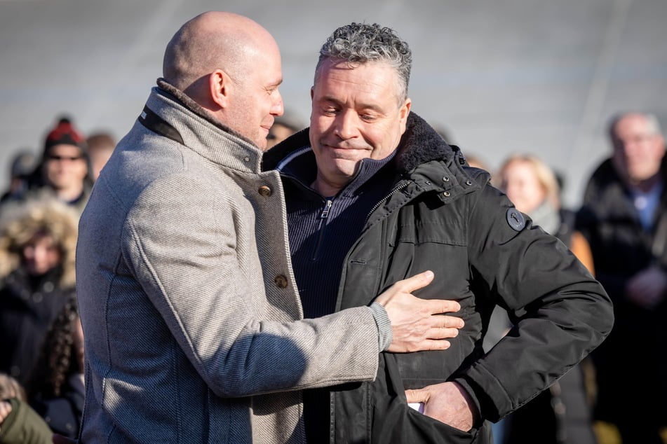 Radsportler Jens Fiedler (54, r.) und Michael Hübners Sohn Sascha waren bei der Zeremonie dabei.