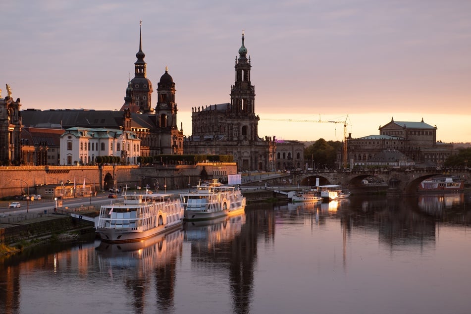 Die Damfper der Sächsischen Dampfschiffahrt liegen bei Sonnenuntergang vor der Kulisse der Altstadt am Terrassenufer.