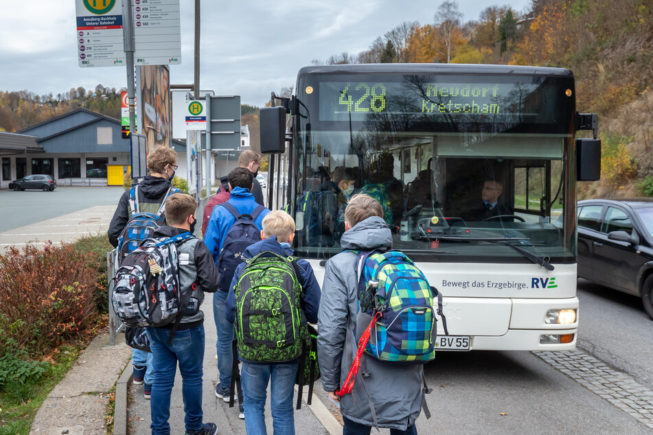 In Bussen und Bahnen gilt im Erzgebirge weiterhin die Maskenpflicht, allerdings reicht ab Mittwoch eine medizinische Maske.