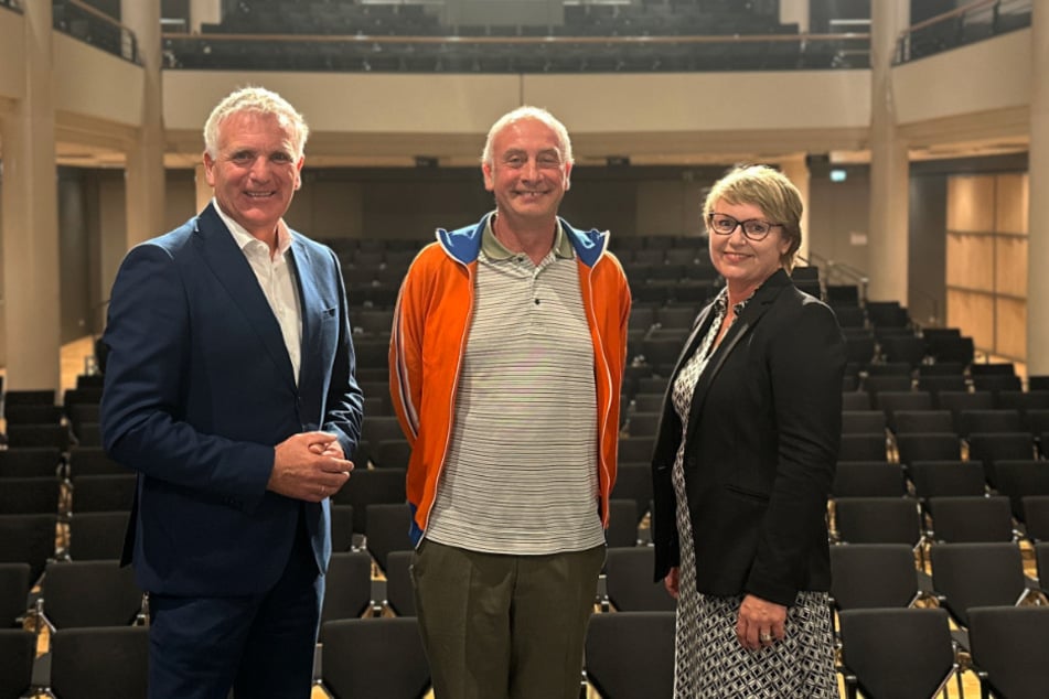 Katrin Ragge (r.) ist Beauftragte für Jugendsachen im Präventionsbereich der Polizeiinspektion Harburg. Sie hatte die Idee das Schulprojekt auch auf die Polizei zu übertragen. Gemeinsam mit Alfons (57, M.) und Polizeipräsident Thomas Ring feierte es am Montagabend Premiere.