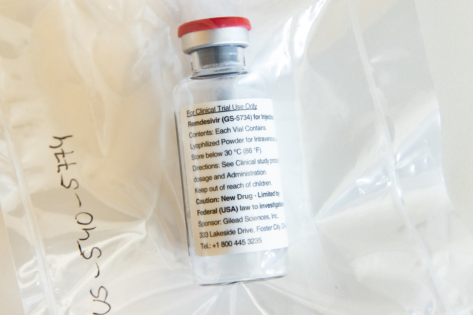 Der Wirkstoff Remdesivir wurde ursprünglich zur Behandlung von Ebola entwickelt. Es gilt als ein mögliches Therapeutikum, um schwere SARS-CoV2-Infektionen zu behandeln. In Deutschland wird das Mittel in klinischen Studien getestet, an denen sich auch das Uniklinikum Dresden beteiligt.