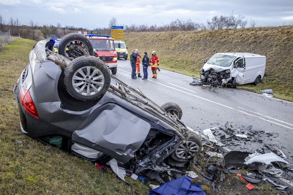 Nicht nur am Opel, sondern auch am weißen Ford entstand Totalschaden.