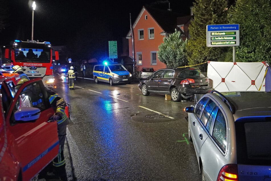 Die zur Hilfe geeilten Rettungskräfte sind mit mehreren Fahrzeugen im Einsatz.