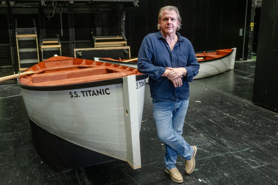 Bühnenbildner Momme Hinrichs (50) hat zwar nicht die "Titanic", dafür die Rettungsboote nachgebaut.