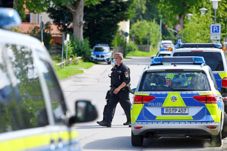 Mitglieder einer Großfamilie wollten sich Zugang zur Polizeistation in Miesbach verschaffen und griffen die Beamten mit Steinen an.