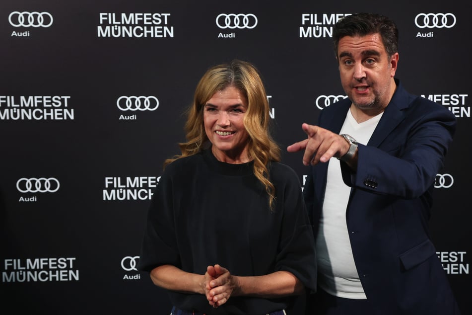 Anke Engelke (58, l.) und Bastian Pastewka (52) stehen vor der Premiere der Serie "Perfekt verpasst", in der Astor Filmlounge im ARRI-Kino in München.