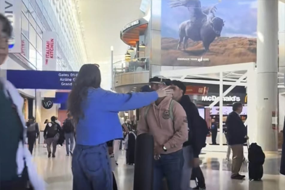 Als Sara Young (21) aus Dallas ihren Freund am Flughafen überraschte, konnte er es kaum glauben.