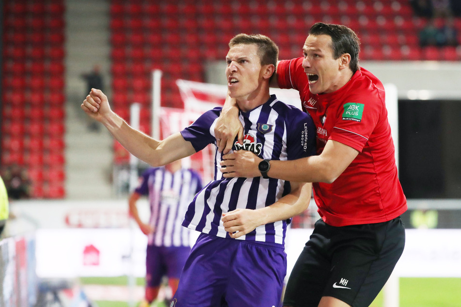 Pure Emotionen! Aues Interimscoach Marc Hensel (35, r.) jubelt nach dem 2:2 mit Torschütze Gaetan Bussmann (30).