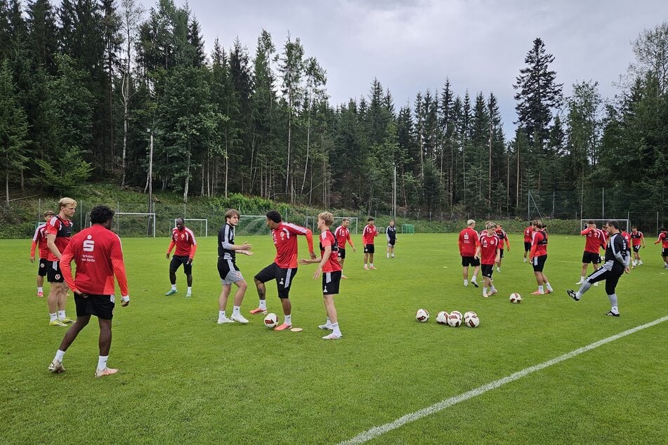 Auf dem Platz folgt ein Spaßtraining. Auch Videoanalyst Julian Thies macht mit.