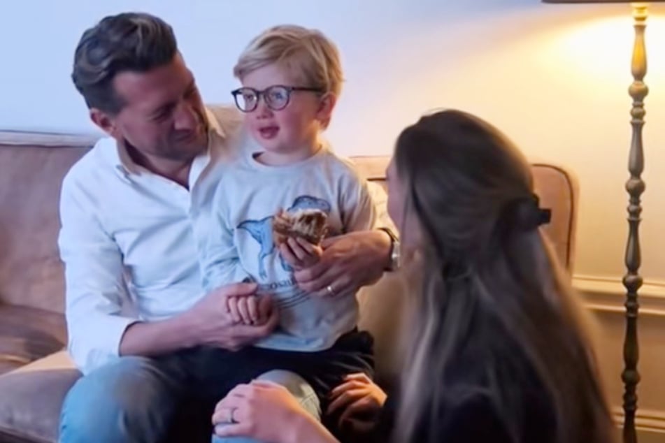 Der Groschen ist gefallen: Philippe (4) begreift, dass er jetzt viel besser sehen kann - lächelt vor Glück.