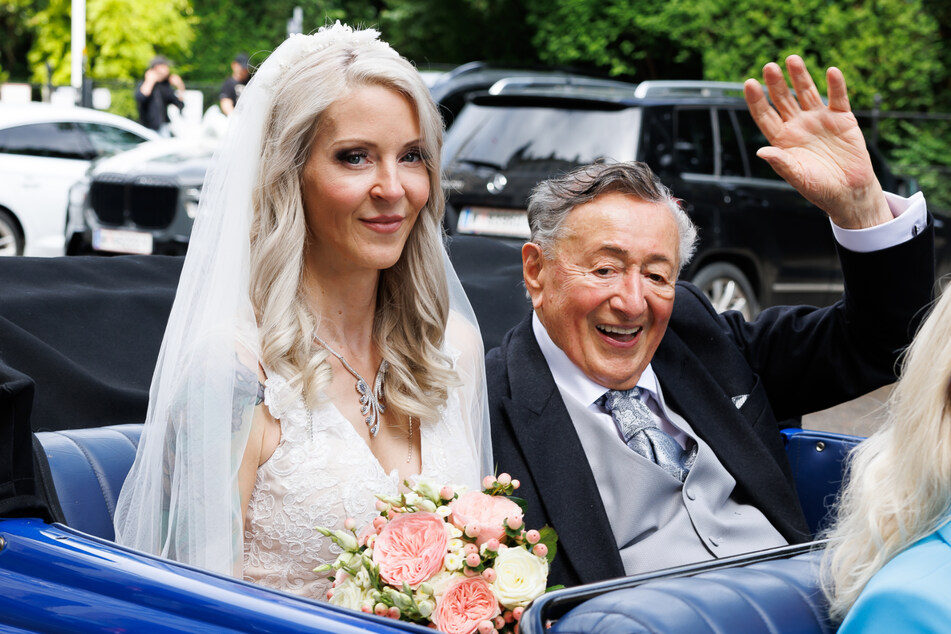 Ebenfalls im Jahres seines Todes ist Richard Lugner (†91, rechts) mit Simone Reiländer (42) vor den Traualtar getreten.