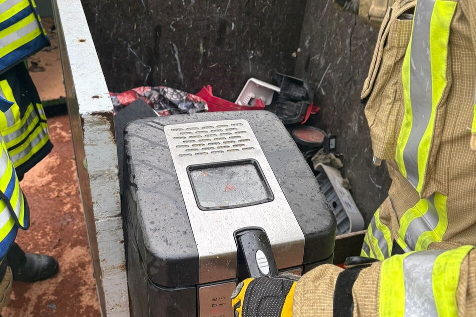 Die Fritteuse war noch mit Öl bzw. Frittierfett gefüllt gewesen.