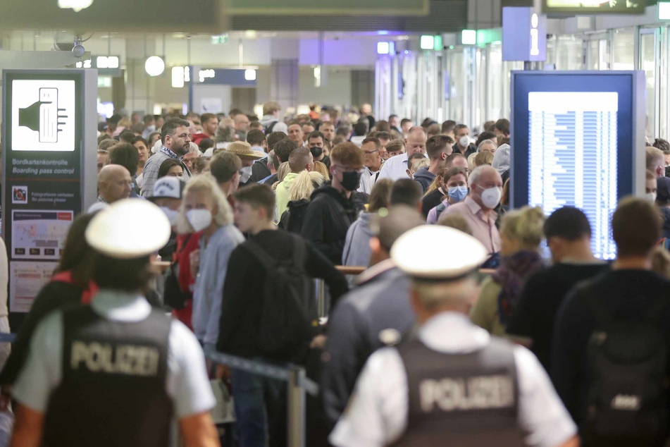 Polizisten beobachten den Andrang am Donnerstagmorgen am Hamburger Flughafen.