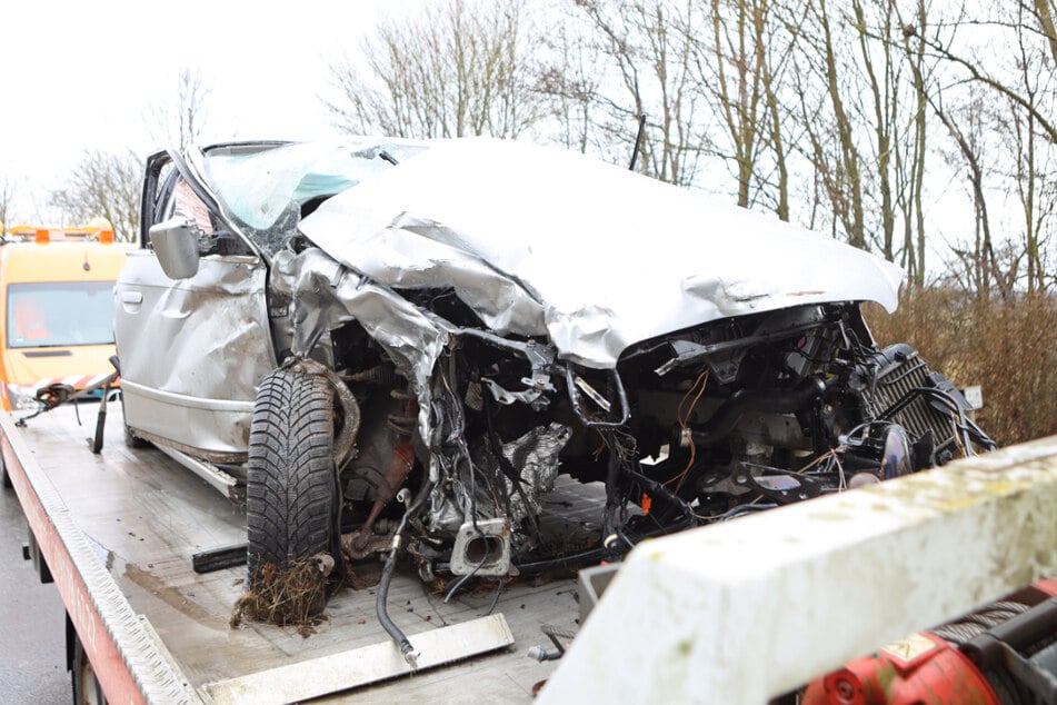 Der Audi wurde durch den Aufprall bis zur Unkenntlichkeit zusammengedrückt.