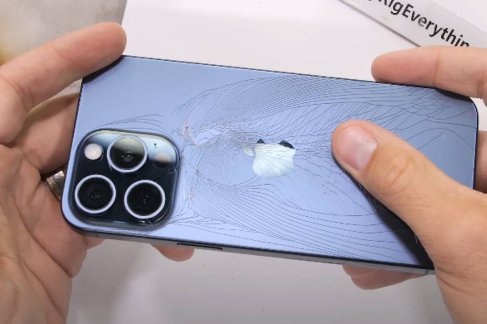 JerryRigEverything zerbrach die Rückseite des iPhone 15 Pro Max mit seinen Händen.