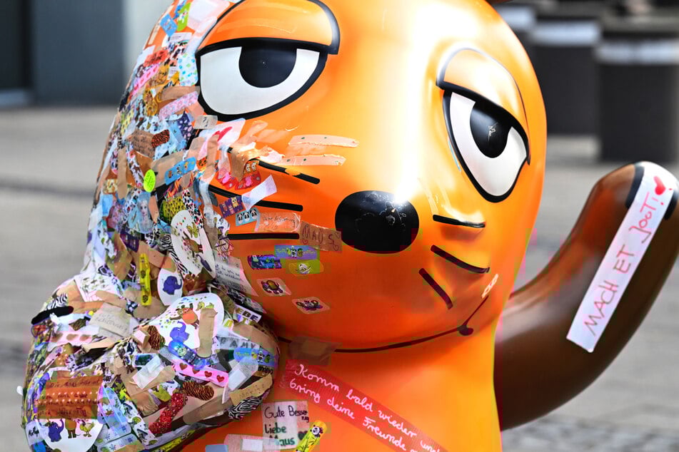 Zahlreiche Fans beklebten die Figur des Kinderstars mit Pflastern und wünschten ihr auf diesem Wege eine gute Genesung.
