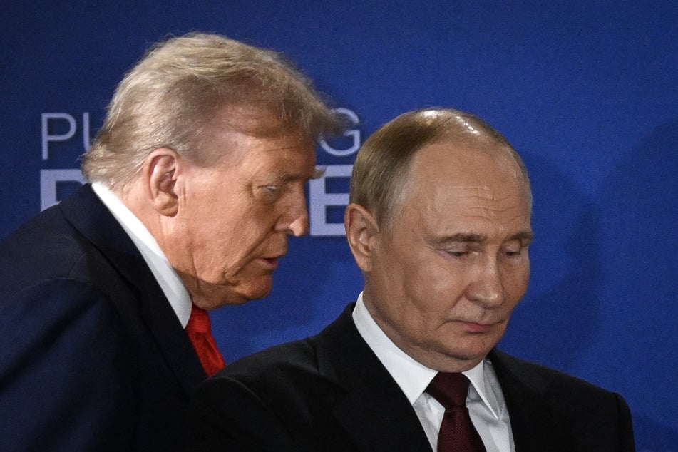 US President Donald Trump (l.) and his Russian counterpart Vladimir Putin (r.) agreed to "robust security guarantees" for Ukraine during their high-stakes summit in Alaska, a top White House envoy said Sunday.