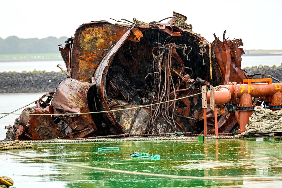 Das U-Boot brach bei der Bergung in zwei Hälften.