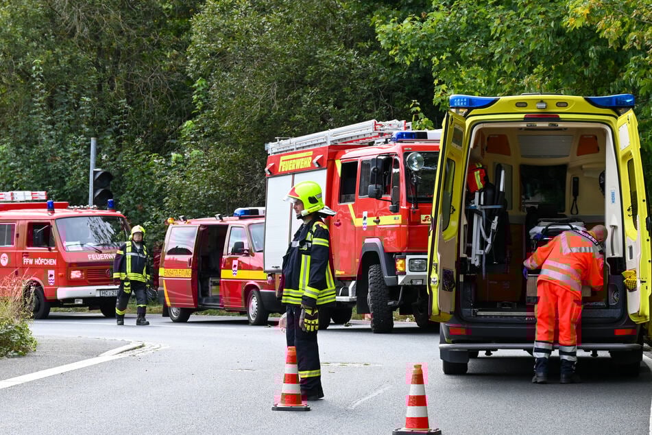 Zahlreiche Feuerwehr- und Rettungskräfte rückten am Montagnachmittag an, um die Seniorin aus der hilflosen Lage zu befreien.