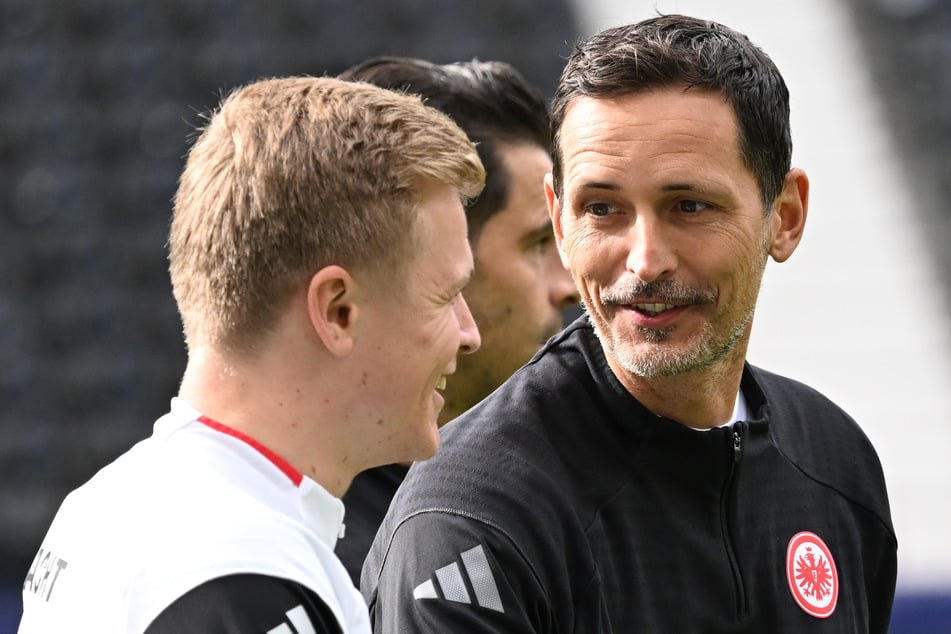 Trainer Dino Toppmöller (44, r.) hat mit Jonathan Burkardt (25) einen Stürmer im Kader, der sich derzeit mit seinen Leistungen zur WM 2026 schießt.