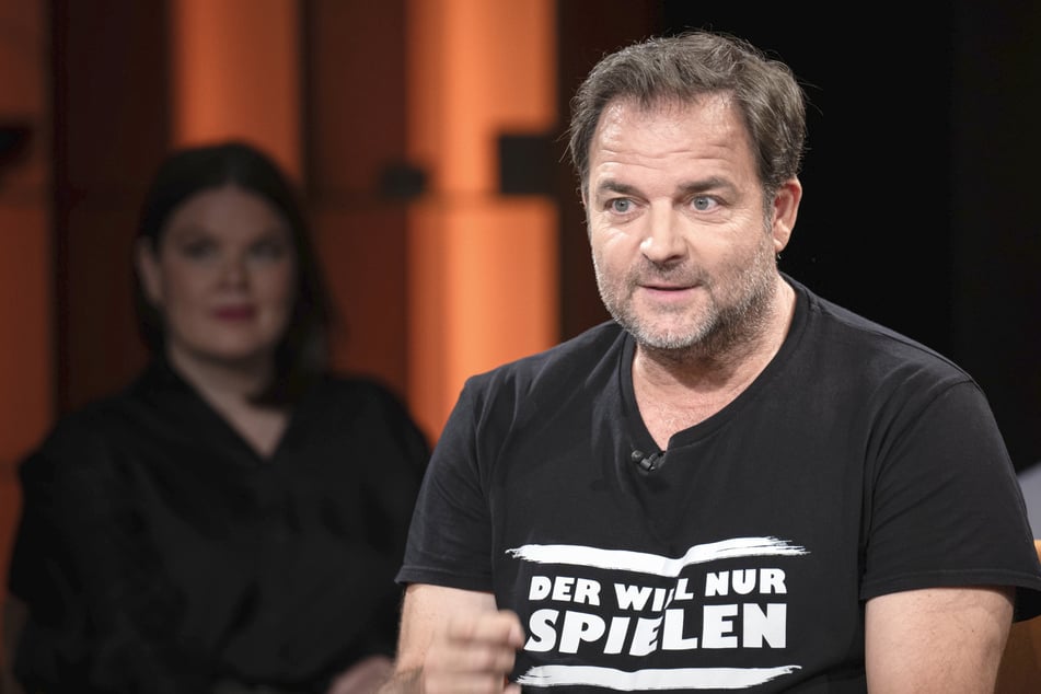 Martin Rütter bricht striktes Verbot: Plötzlich führt er 60 Hunde parallel aus