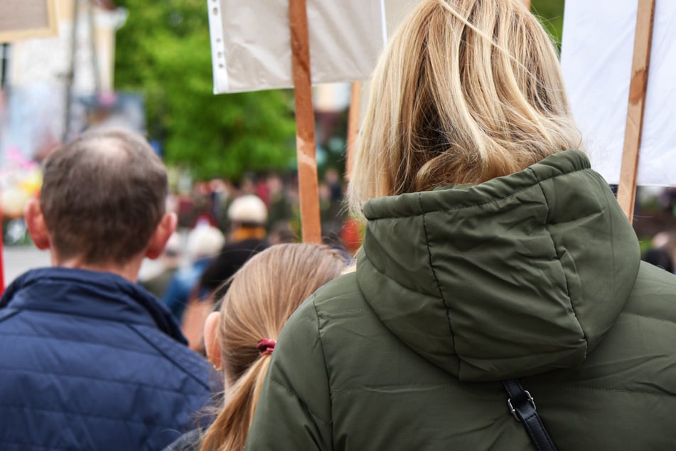 Bei den Protesten gegen die Gründung der neuen AfD-Jugendorganisation in Gießen werden zahlreiche Demonstrantinnen und Demonstranten erwartet. (Symbolbild)