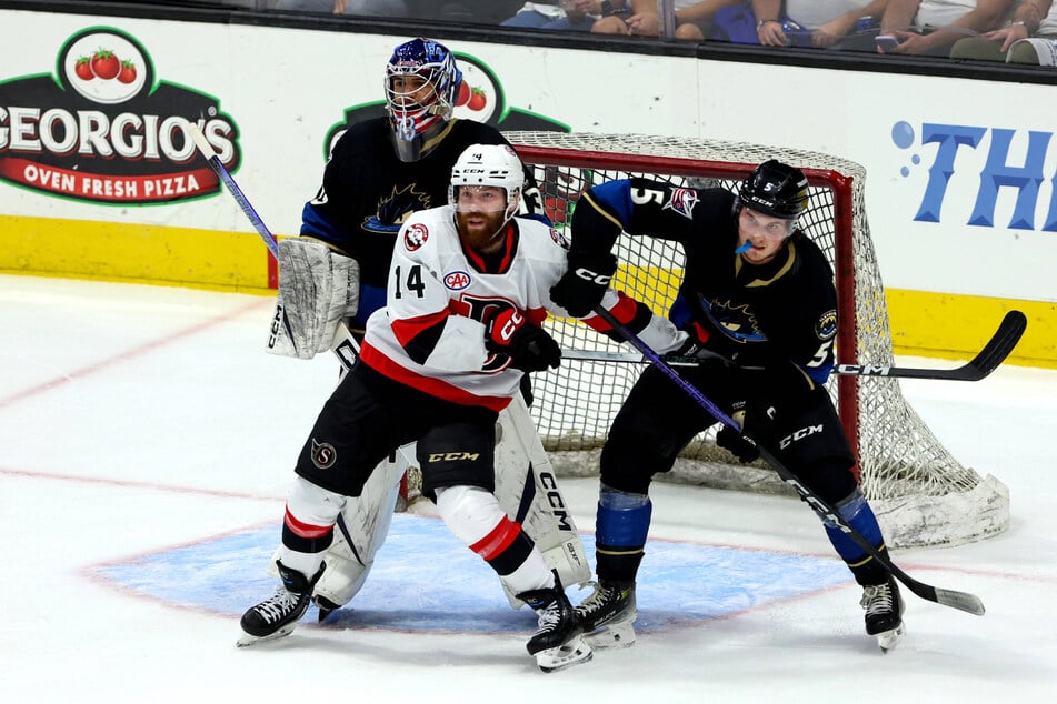 Unter anderem hier soll Center Rourke (29) Chartier vorm gegnerischen Kasten "parken". Der Kanadier spielte hier für den AHL-Club Belleville Senators.
