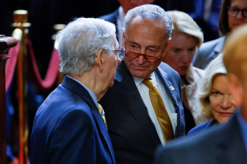 Republican Minority Leader Mitch McConnell (l.) and Democratic Senate Majority Leader Chuck Schumer endorsed a short-term Senate budget proposal.